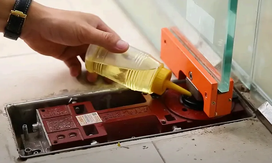 Lưu ý bảo dưỡng bản lề cửa giúp cửa hoạt động tốt và bền hơn